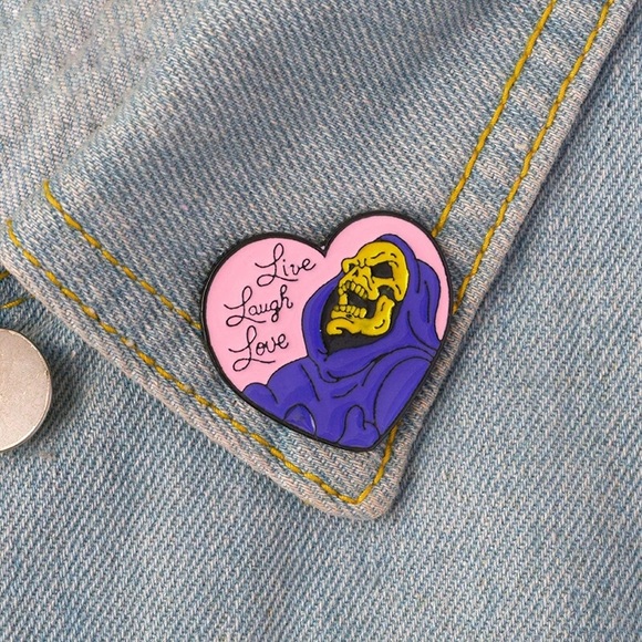 ๐ New Skeletor Live Laugh Love Heart Pin - Picture 1 of 7